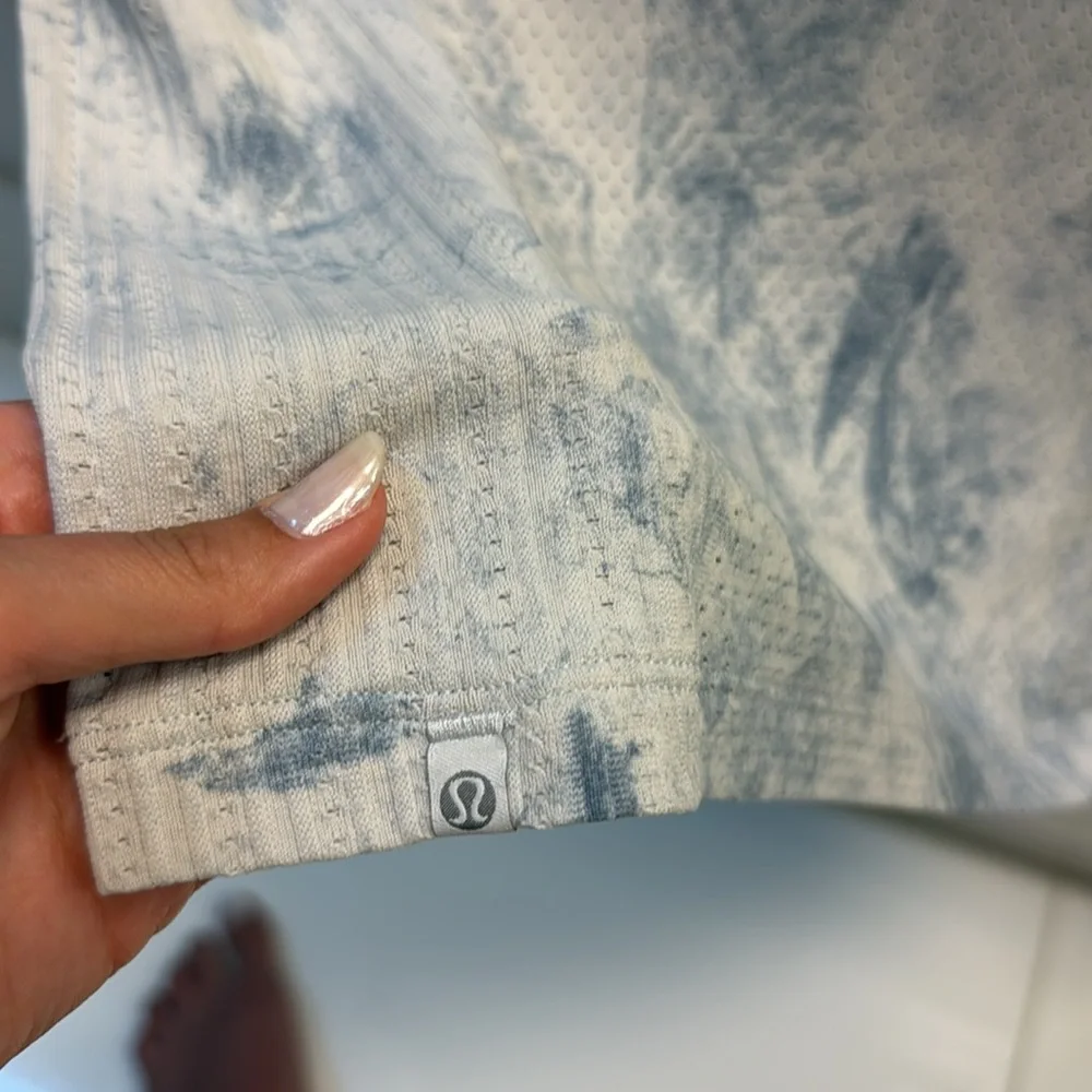 Lululemon Train To Be Short Sleeve Shirt in Blue Tie Dye Size 8 - Picture 5 of 5